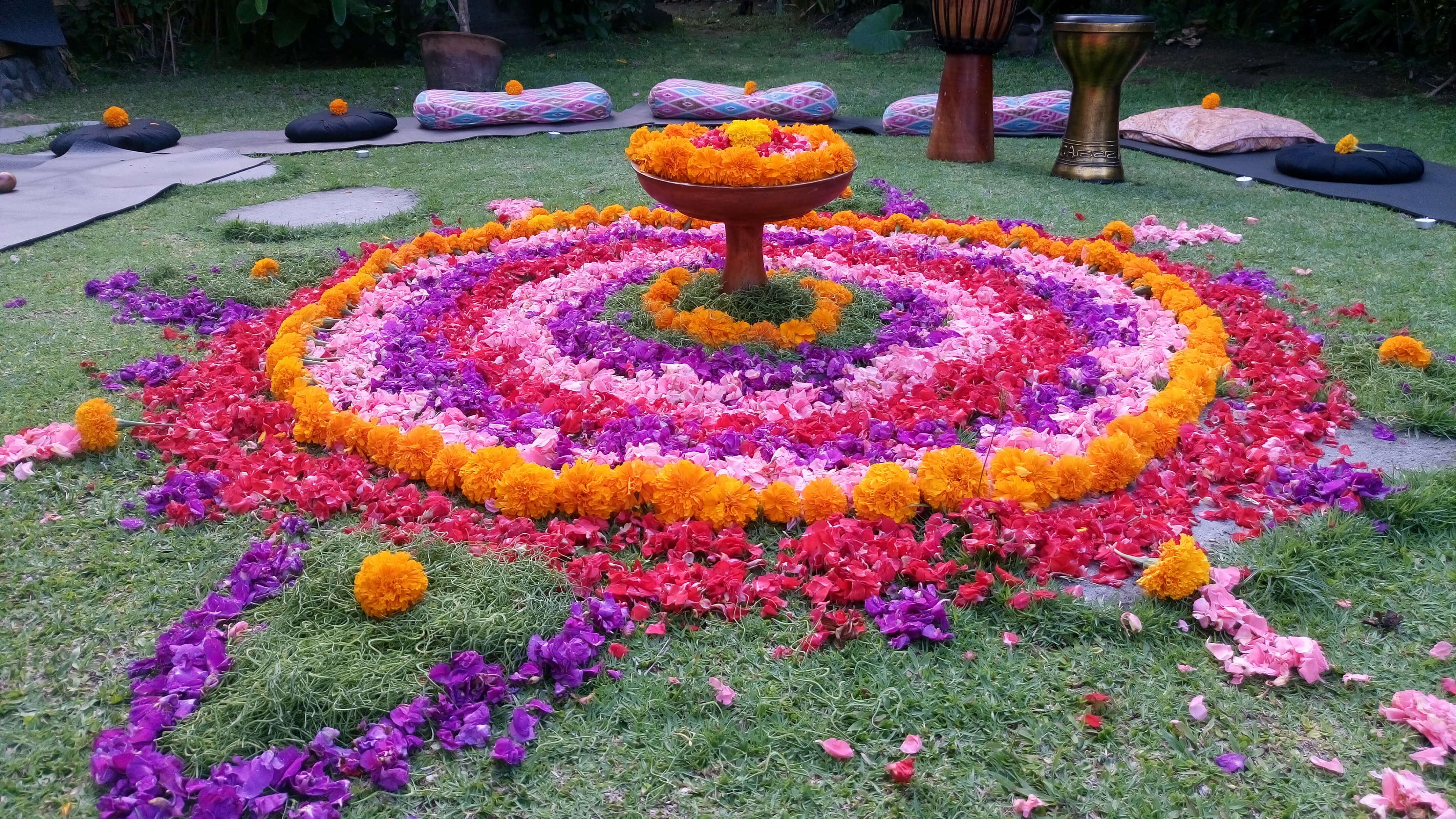 Bali-yoga-formation-cérémonie-fleurs