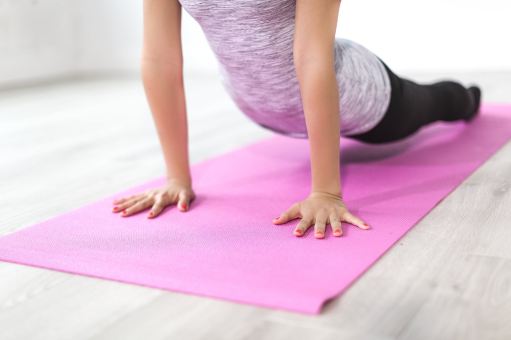 posture yoga tapis studio