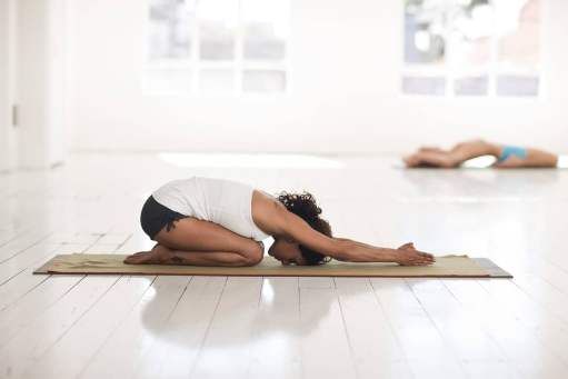 yoga studio pose de l'enfant et tapis